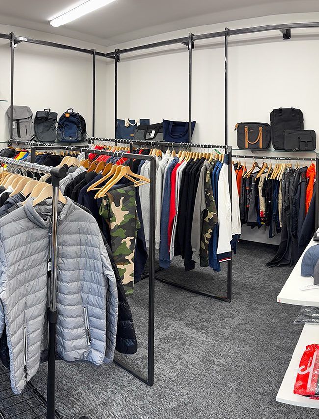 Moderní prodejní showroom v centru Pardubic s parkováním zdarma. Najdete zde reklamní a dárkové předměty, pracovní obavy a obuv, prémiové značky, firemní textil, ukázky naší výroby.