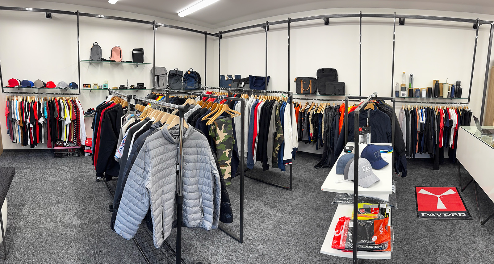Moderní prodejní showroom v centru Pardubic s parkováním zdarma. Najdete zde reklamní a dárkové předměty, pracovní obavy a obuv, prémiové značky, firemní textil, ukázky naší výroby.